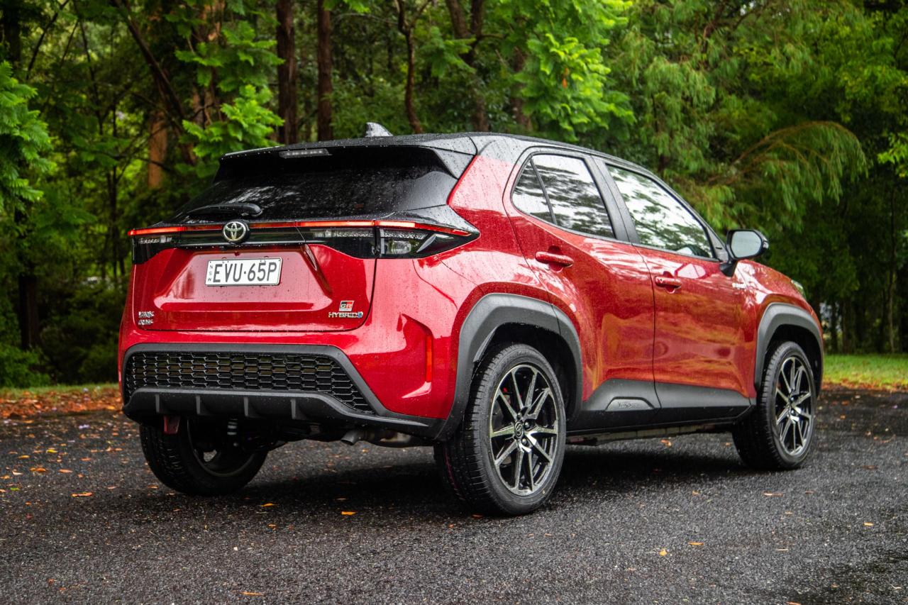 Toyota Hilux dengan Jaring Selamat Roo Boleh Tarik dan Bekalan Air Kecemasan