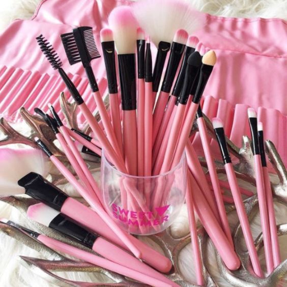 Tajuk: Review Berus Makeup "FeatherTouch Pro" oleh LuxeBrush: Apakah Berus Makeup Ini Layak Dipilih?
