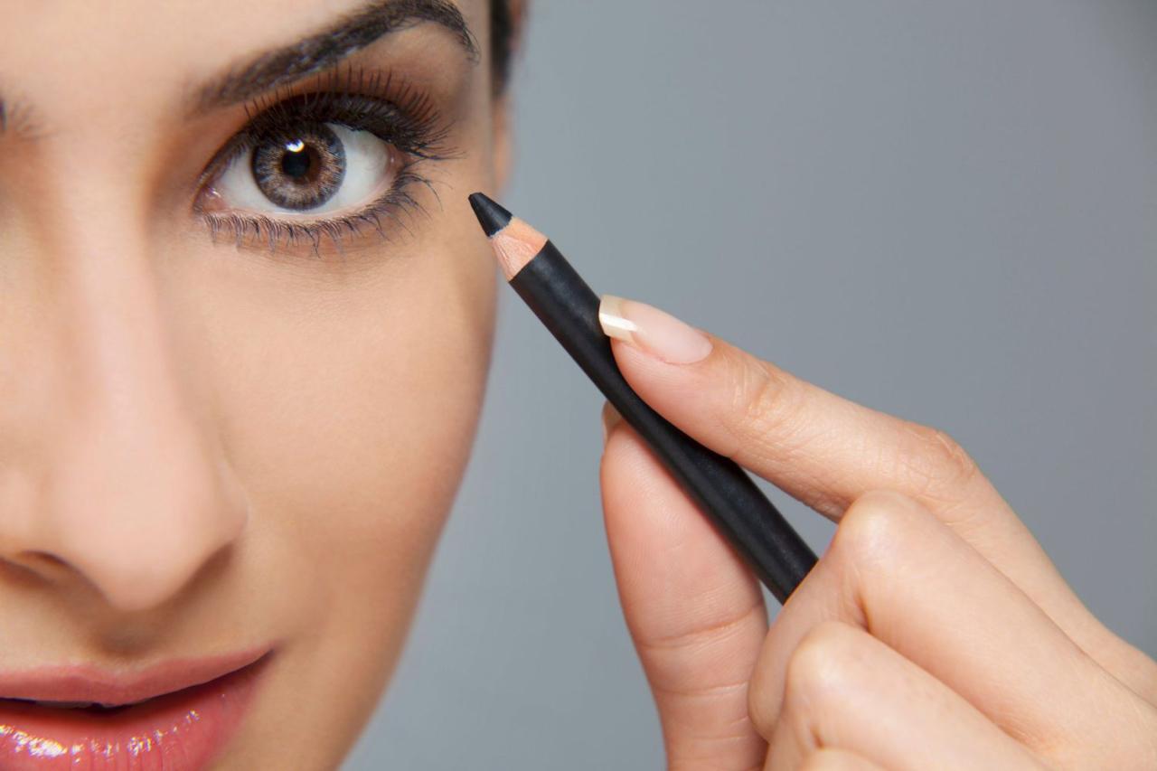 Eyeliner Grafik — Trend Berani Tahun Ini