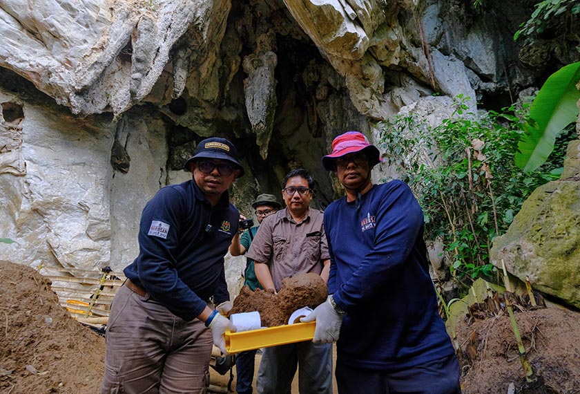 Gincu Kristal Embun Merah di Lembah Gua Jepun