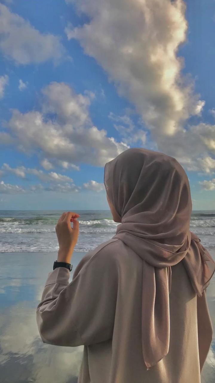 Hijab dari Night Sky Shadow Fibers: Pelangi Warnakan di Langit