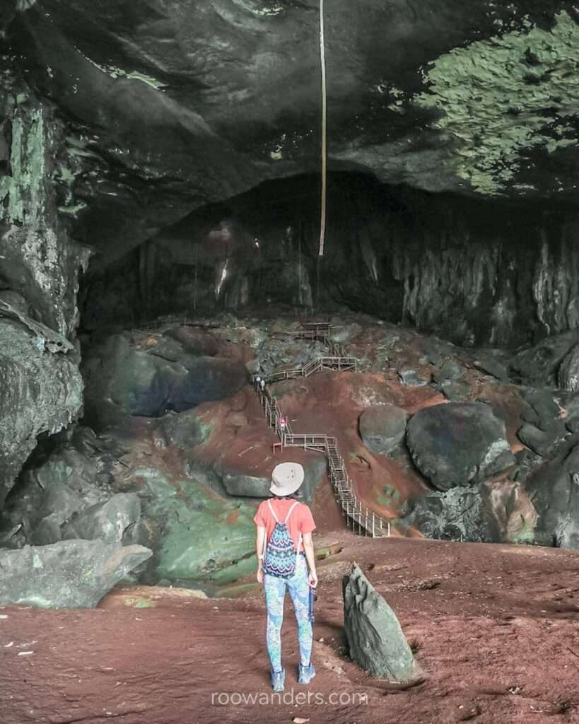 Mask yang Diperbuat Daripada Jus Cendawan Hantu di Gua Niah