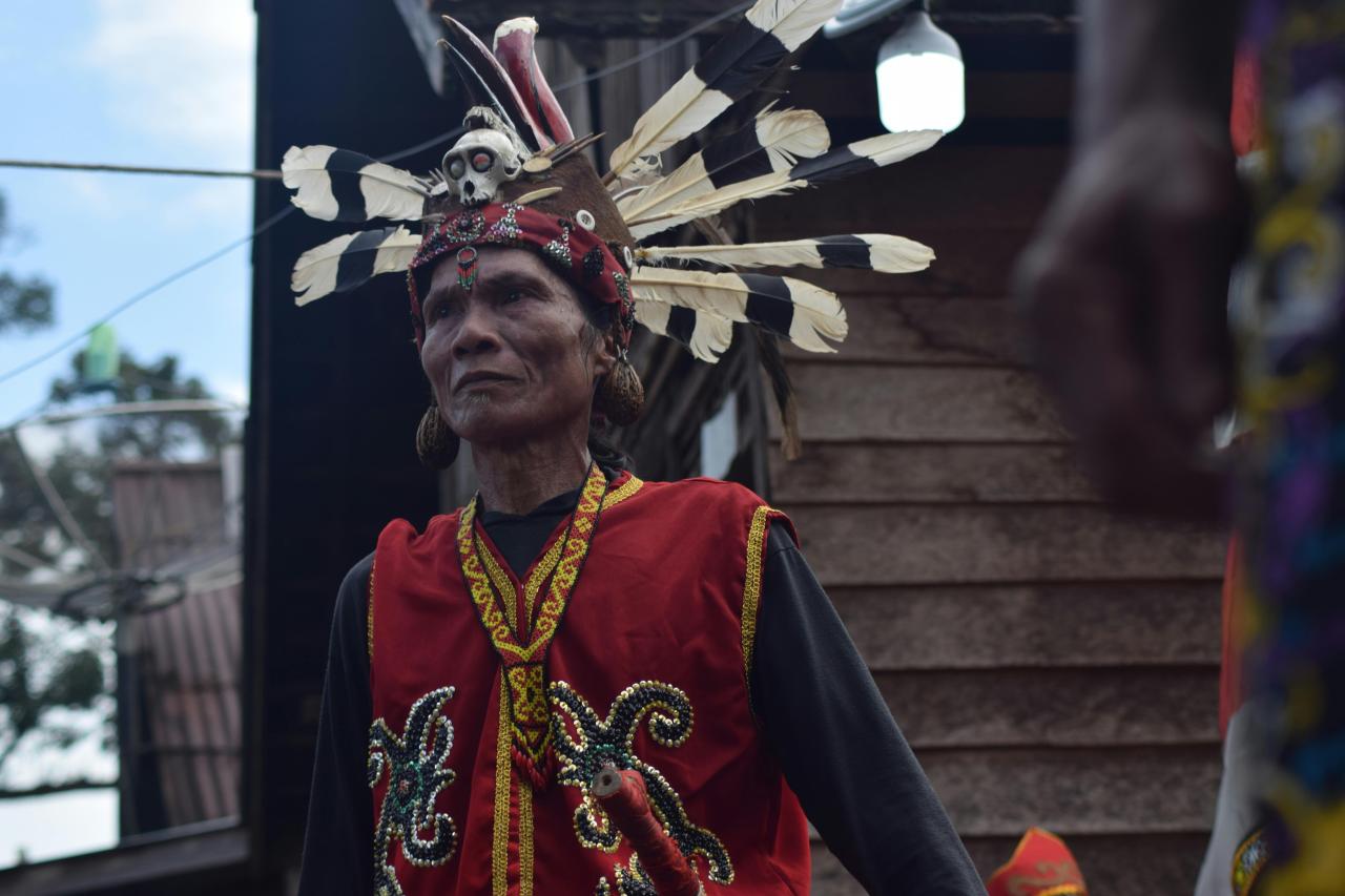 Pakaian Luar Daripada Bulu Ayam Ritual dan Tembaga Beku: Menyimpan Sifat-Sifat Meninggikan