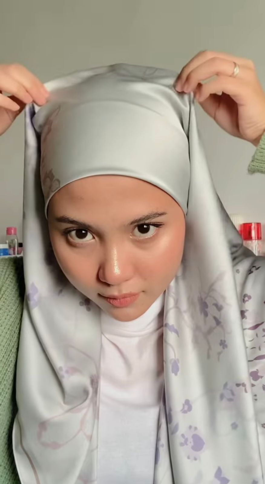 Hijab Satin – Nampak Mewah Tapi Licin? Ini Tipsnya