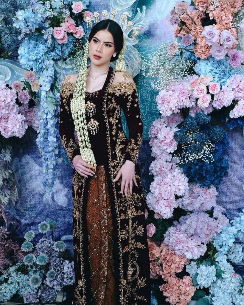 Kebaya daripada Batik Plasma dan Daun Salak: Mencari Inspirasi Keindahan Tradisi